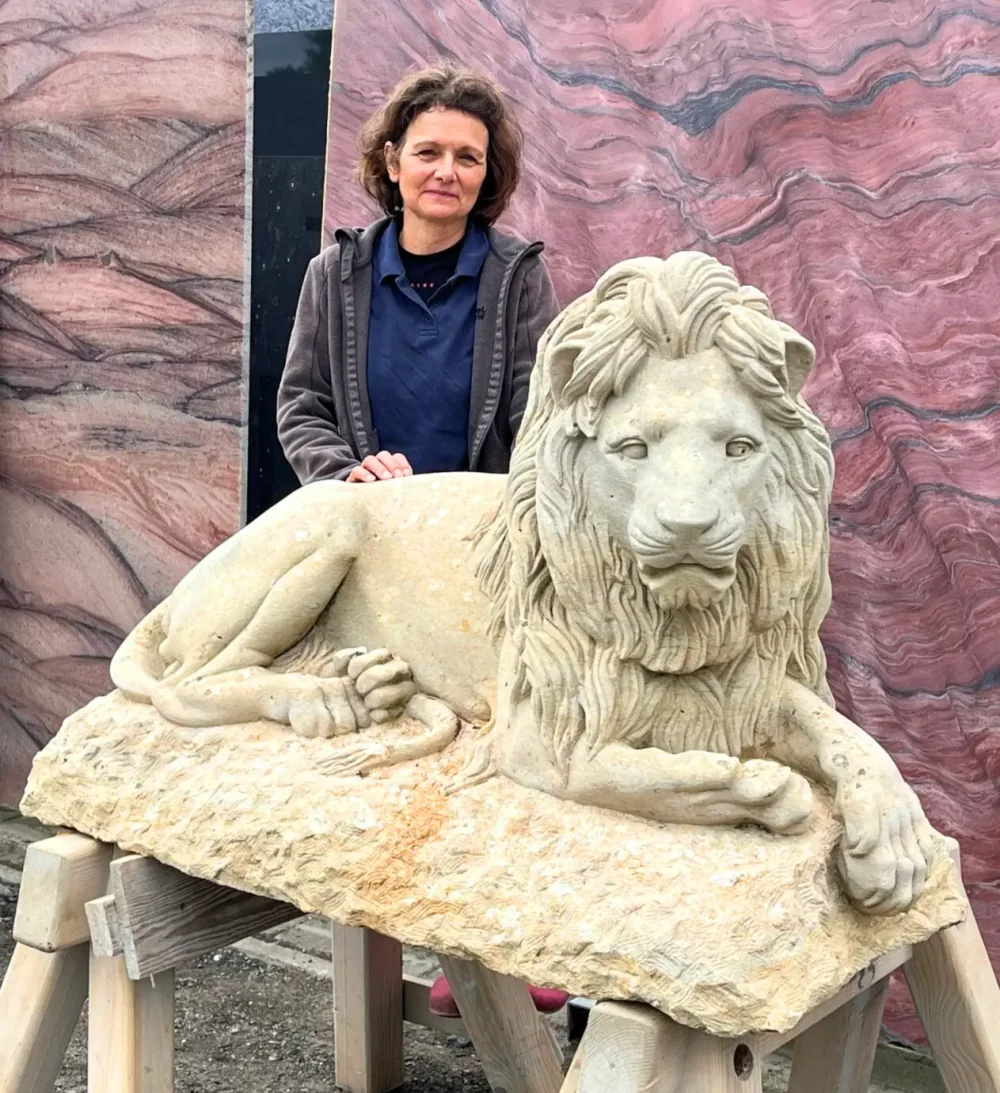 Karin Grobe bei der Arbeit an Naturstein