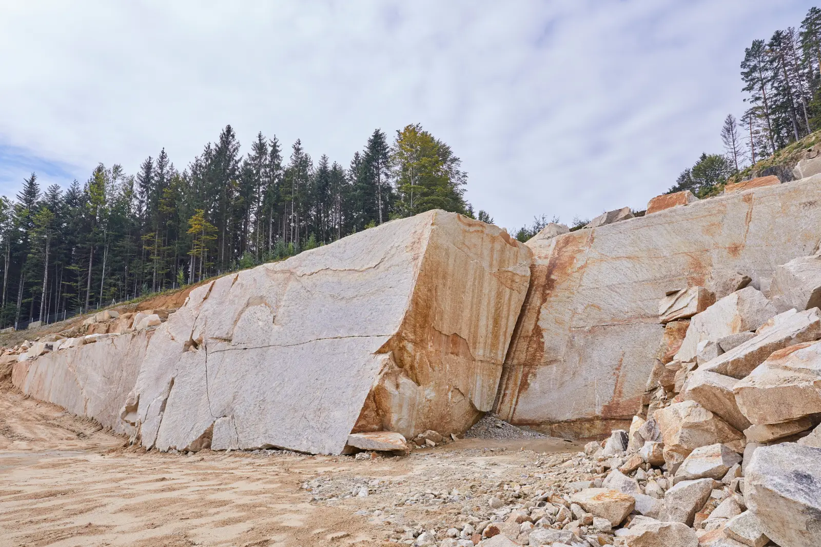 Rochlitzer Porphyr mit rötlicher mineralischer Struktur